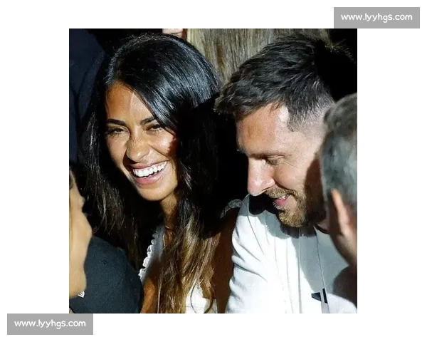 梅西伤退娇妻化身移动堡垒!安东内拉驾驶奥迪 Q8 开启专属陪护模式